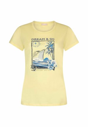 Gul t-shirt med en blå og hvid grafik af et skib, palmer, blomster og teksten "DREAM & GO" og "Wonder World".
