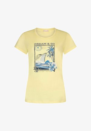 T-shirt jaune avec un graphisme bleu et blanc représentant un navire, des palmiers, des fleurs, et le texte « DREAM & GO » et « Wonder World ».