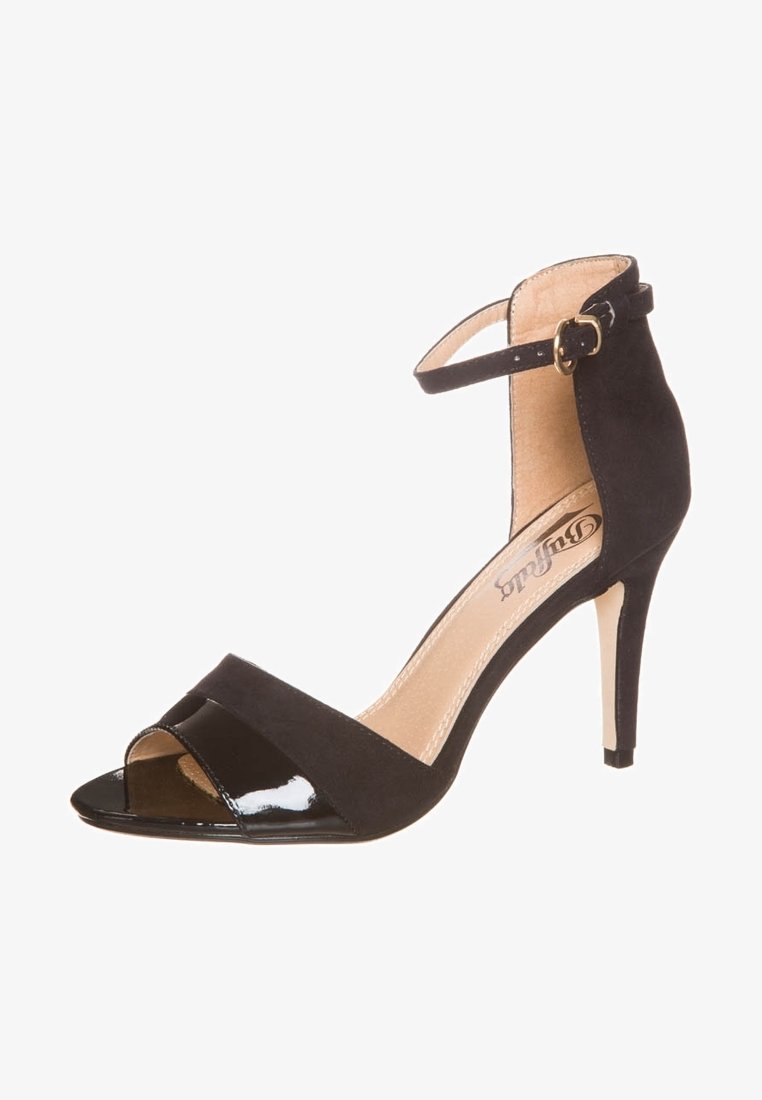 Sandales à talons hauts noires avec un capuchon en vernis et un corps en daim. Comprend une sangle de cheville avec une boucle en métal et un bout pointu ouvert.