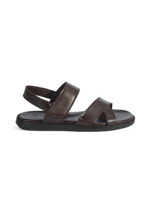 Sandales en cuir marron avec deux larges sangles, un design à bout ouvert et une semelle rembourrée sur une semelle noire durable.