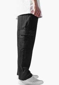 Urban Classics Hlačami s stranskimi žepi - black