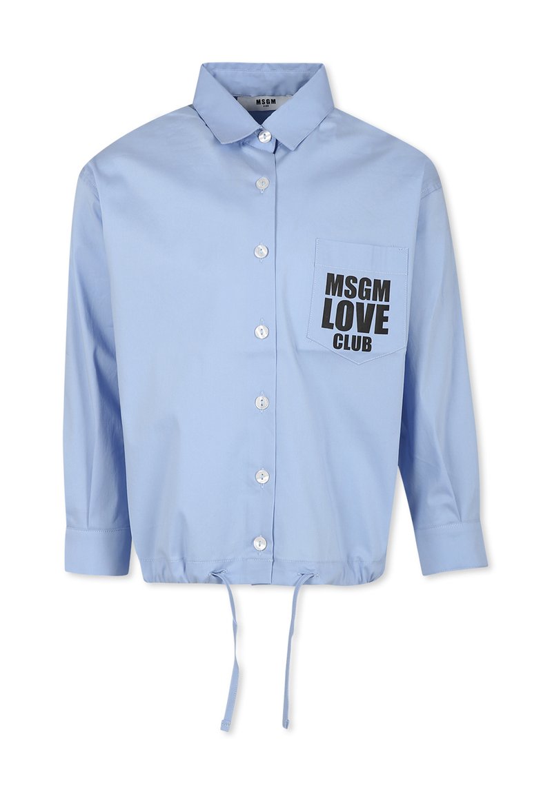 Lichtblauw cropped shirt van katoen, met een klassieke kraag, knopen aan de voorkant en een zwarte grafische print op de linkerkant van de borstzak.