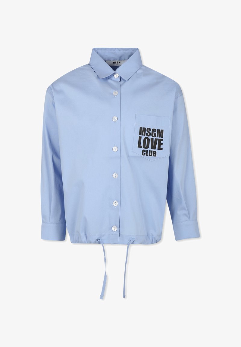 Lichtblauw cropped shirt van katoen, met een klassieke kraag, knopen aan de voorkant en een zwarte grafische print op de linkerkant van de borstzak.