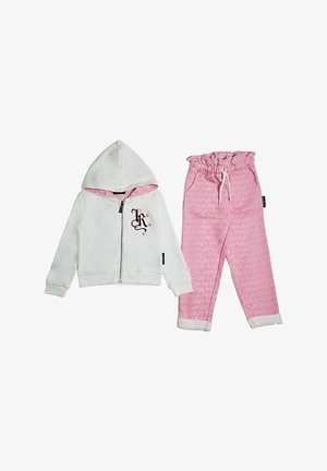 Felpa con zip bianca con design a stella rosa a forma di "R" abbinata a pantaloni rosa con coulisse e delicato motivo geometrico bianco.