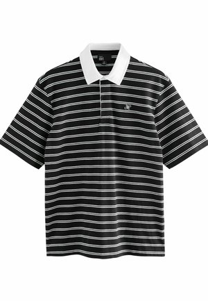 Polo a righe bianche e nere con collo bianco solido e maniche corte. Presenta un piccolo logo sul lato sinistro del petto.