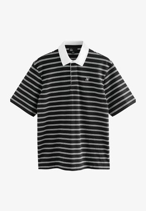 Polo a righe bianche e nere con collo bianco solido e maniche corte. Presenta un piccolo logo sul lato sinistro del petto.