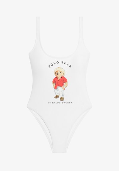 Vitt baddräkt med en bild av en björn i röd tröja och vita byxor, med texten "POLO BEAR by RALPH LAUREN."