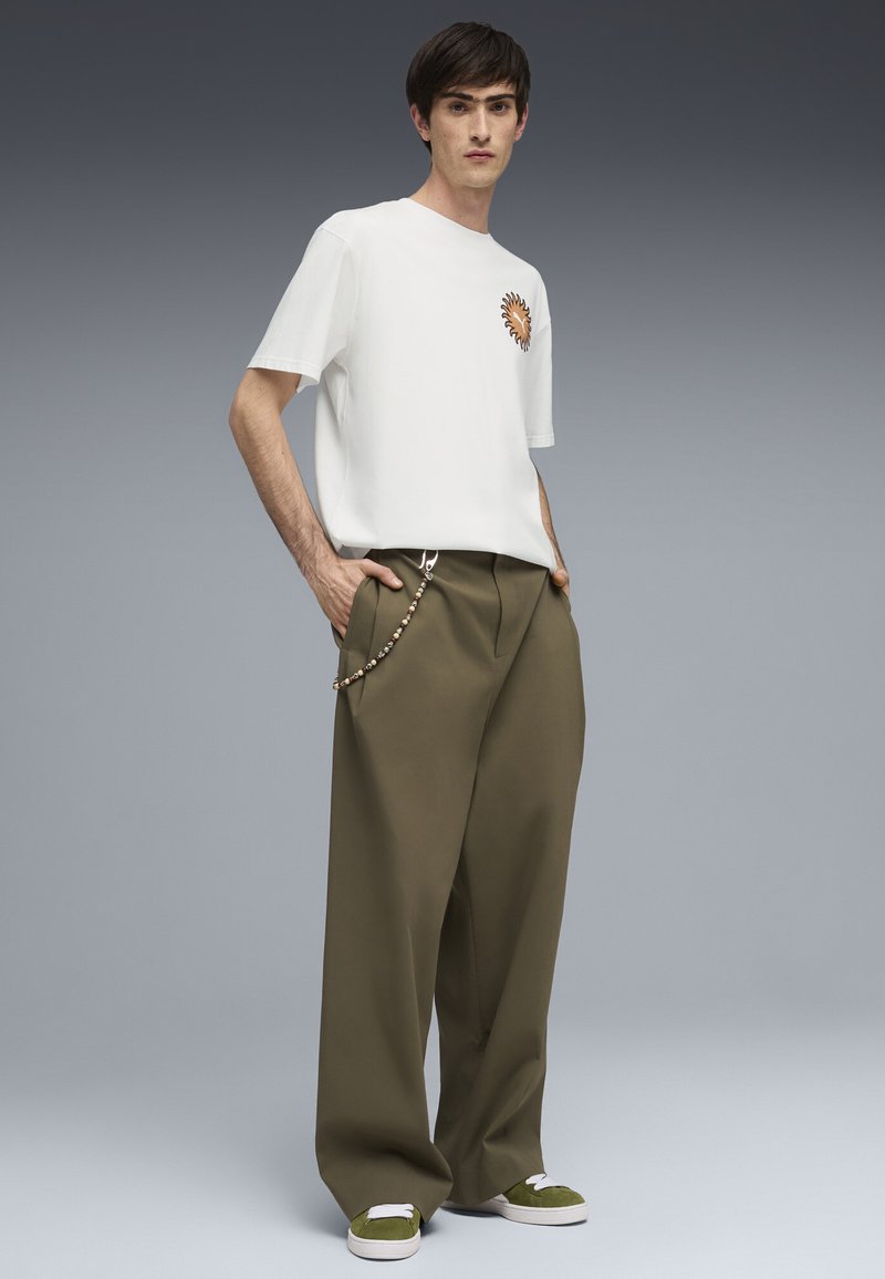 Puma SUNSET DRIVE RELAXED T-SHIRT - Triko s potiskem - white