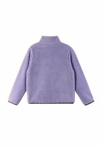 Pullover in pile di colore viola pastello, con collo alto e maniche lunghe. Presenta un esterno morbido e testurizzato e un bordino nero a contrasto sui polsini.