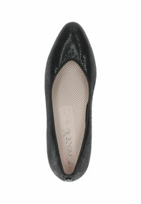 Scarpa nera piatta con un'estremità testurizzata, punta lucida e soletta forata. Presenta un design a taglio basso e una suola flessibile.