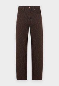 Jeans marron taille haute avec imprimé zèbre foncé, cinq poches, fermeture à bouton et coupe droite, sur fond blanc.