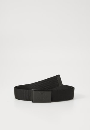 Cinturón negro tejido hecho de un tejido duradero, con una hebilla rectangular de metal negro con un logo. Correa texturizada, adecuada para uso casual.