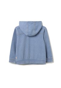 Sudadera con capucha de color azul claro, hecha de una tela similar al denim. Presenta un corte relajado, costuras visibles y una etiqueta de logo en el dobladillo.