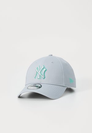 Hellgraue Baseballkappe mit türkisfarbenem New York Yankees-Logo vorne aufgestickt und verstellbarem Riemen.
