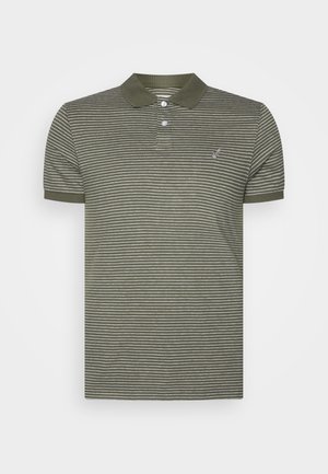 Kurzärmeliges, olivegrünes Poloshirt mit dünnen weißen horizontalen Streifen, zwei Knöpfen und kleinem gesticktem Logo auf der linken Brust.