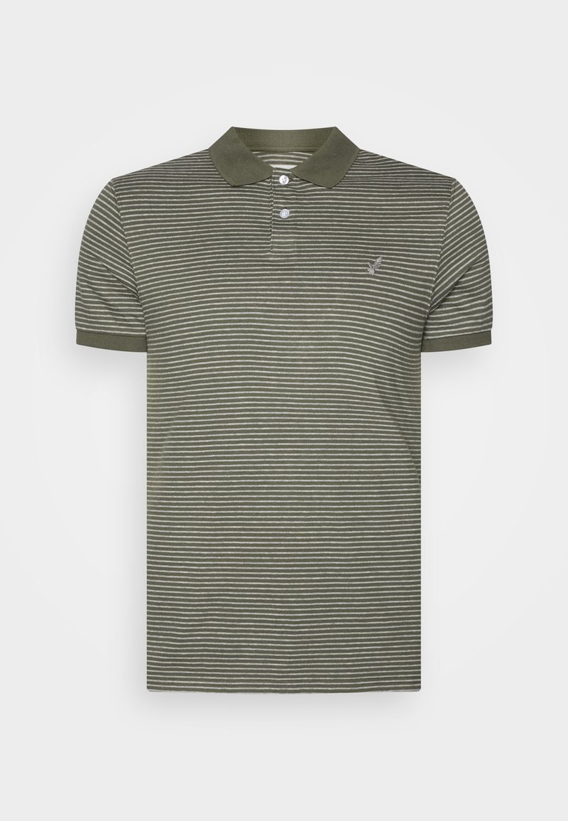 Polo vert olive à manches courtes avec fines rayures blanches horizontales, deux boutons et petit logo brodé sur la poitrine gauche.