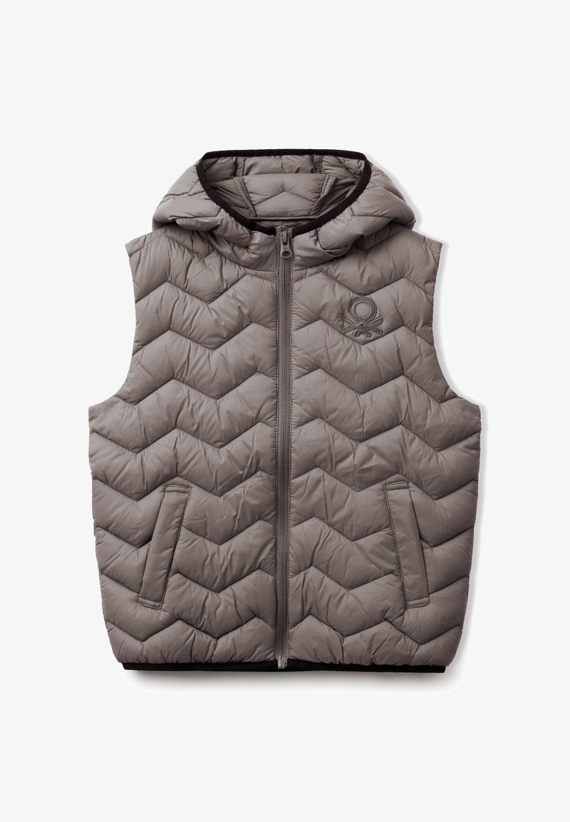 Gilet à capuche gris avec un motif de piquage en chevrons, fermeture éclair à l'avant et deux poches latérales. Doté d'un logo brodé sur la poitrine. Texture douce.