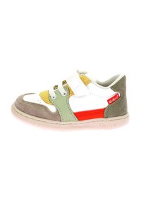 Basket multicolore pour enfants en cuir et en daim, avec des panneaux verts, jaunes, rouges et blancs, dotée d'une bande Velcro et d'une semelle en caoutchouc.