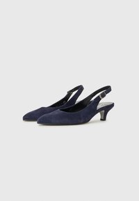 Escarpins à talons slingback en suede bleu marine, à bout pointu, avec un petit talon et une boucle au niveau de la lanière de la cheville. Texture lisse.