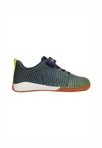 Sport Schuhe mit einem Obermaterial aus navy- und grünem Mesh mit einem strukturierten Muster, weißer Zwischensohle und einer Gummiaußensohle. Enthält einen verstellbaren Riemen.