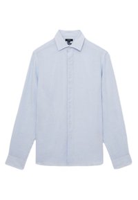 Jasnoniebieska koszula z długim rękawem, zapinana na guziki, z ostrym kołnierzem i zapinanymi na guziki mankietami, ułożona na płasko na białym tle.