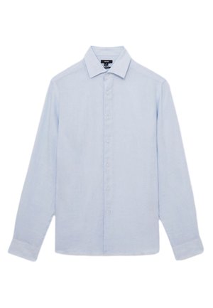 Camisa azul claro de manga larga con botones en la parte delantera, cuello puntiagudo y puños abotonados, colocada plana sobre un fondo blanco.