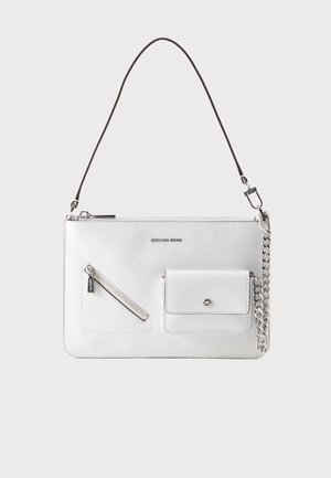 Sac à main en cuir blanc avec bandoulière noire amovible, poche zippée frontale et petite poche avec fermeture à fermoir argenté et détail chaîne.