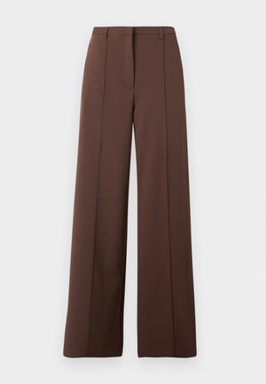 Braune weit geschnittene Hose mit glatter Textur, ausgestattet mit einem Vorderfalten und einem flachen Bund ohne sichtbare Taschen oder Beschläge.