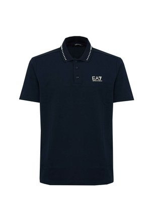 Polo shirt blu navy in cotone con colletto, due bottoni e borchie decorative sulle spalle; presenta il logo EA7 sul petto.