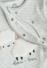 Body de bebe dungat gri cu alb cu o aplicatie pufoasa in forma de oaie, inchidere cu capse si text brodat "Baa-baa" sub designul cu oaia.