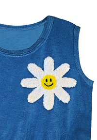 Blå ærmeløs skjorte med tekstureret hvid tusindfryd med gul midte og et sort smileyansigt på brystet.