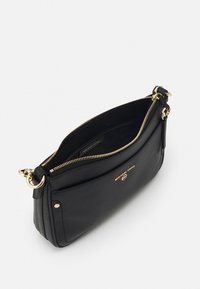 Sort læder crossbody taske med lynlåslukning. Gyldne hardware-detaljer og logo. Glat tekstur, kompakt form og et hovedrum.