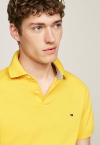 Tommy Hilfiger REGULAR - Poloshirt - primary yellow