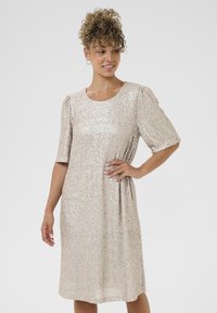 Schimmerndes Kurzarmkleid in hellgold mit lockerer Passform und rundem Halsausschnitt, das eine strukturierte Paillettenoberfläche und seitliche Raffungen aufweist.