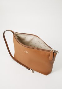 Brązowa skórzana saszetka z zamkiem błyskawicznym na górze, z wzorzystym wnętrzem i paskiem na nadgarstek. Złote logo marki z przodu.