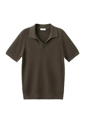 Camisa polo de punto marrón de manga corta con un patrón texturizado y cuello abierto, colocada plana sobre un fondo blanco.