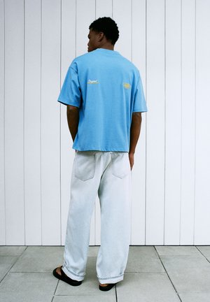 PULL&BEAR, EMBROIDERED GRAPHIC - T-SHIRT - T-shirt imprimé - light blue
