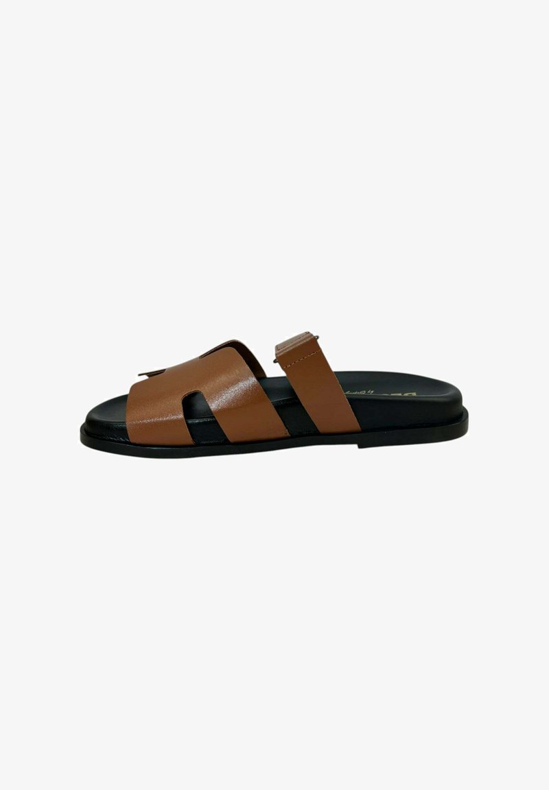 Sandalia de piel marrón con suela negra, que presenta dos amplias correas cruzadas y una correa ajustable para un ajuste seguro.