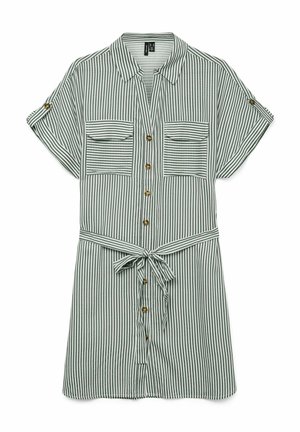 Zöld és fehér függőleges csíkos gombos ruha. Rövid ujjakkal rendelkezik, két mellzsebe van, és derékon megkötős övvel rendelkezik.