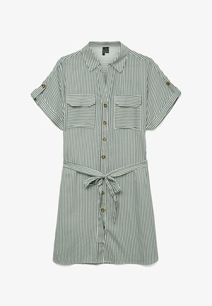 Rochie cu nasturi în dungi verticale verzi și albe. Dispune de mâneci scurte, două buzunare pe piept și o curea legată la talie.
