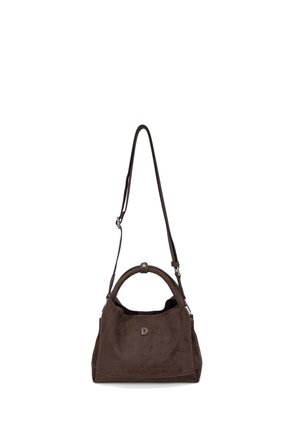 Donkerbruine suède handtas met korte handvatten en een lange verstelbare riem, met een metalen "D"-logo aan de voorkant.