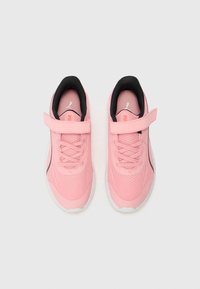 Baskets rose clair en mesh et matériau synthétique, avec un doublage noir, un design à lacets et une sangle Velcro pour un maintien sécurisé.