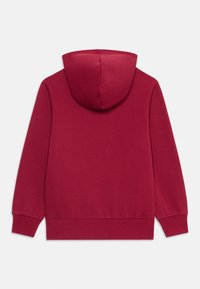 Rote Kapuzenjacke mit weichem Material, langen Ärmeln und einer großen Kapuze. Hat ein einfaches Design mit gerippten Bündchen und Saum, keine zusätzlichen Details.