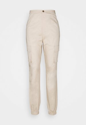 Beige cargobroek met een hoge taille, elastische boorden en twee zijzakken. Gemaakt van een gladde stof met een knoopsluiting aan de taille.