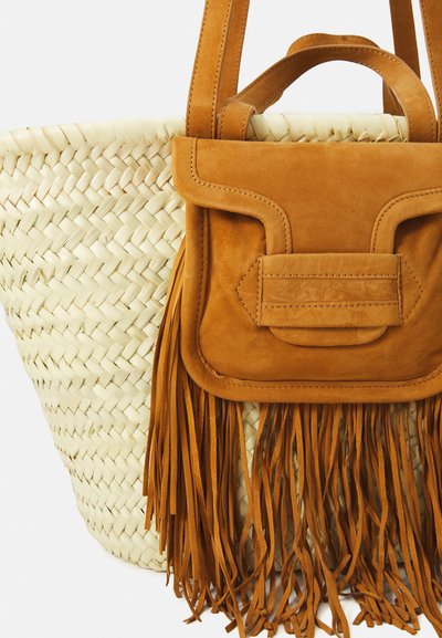 Sac en paille tressée avec poche avant en daim beige, orné de longues franges et de bretelles en daim assorties.