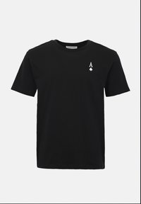 Μαύρο κοντομάνικο μπλουζάκι με στρογγυλή λαιμόκοψη και μικρό λευκό σύμβολο Άσου Σπαθιών στο αριστερό στήθος.