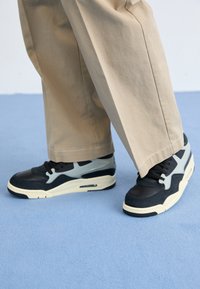 Non sélectionné, white/black/gym red/coconut milk/sail