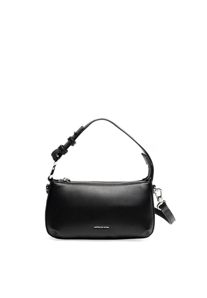 Borsa a tracolla nera in pelle con finitura testurizzata, chiusura a zip, tracolla regolabile e un piccolo logo sul fronte. Forma rettangolare.