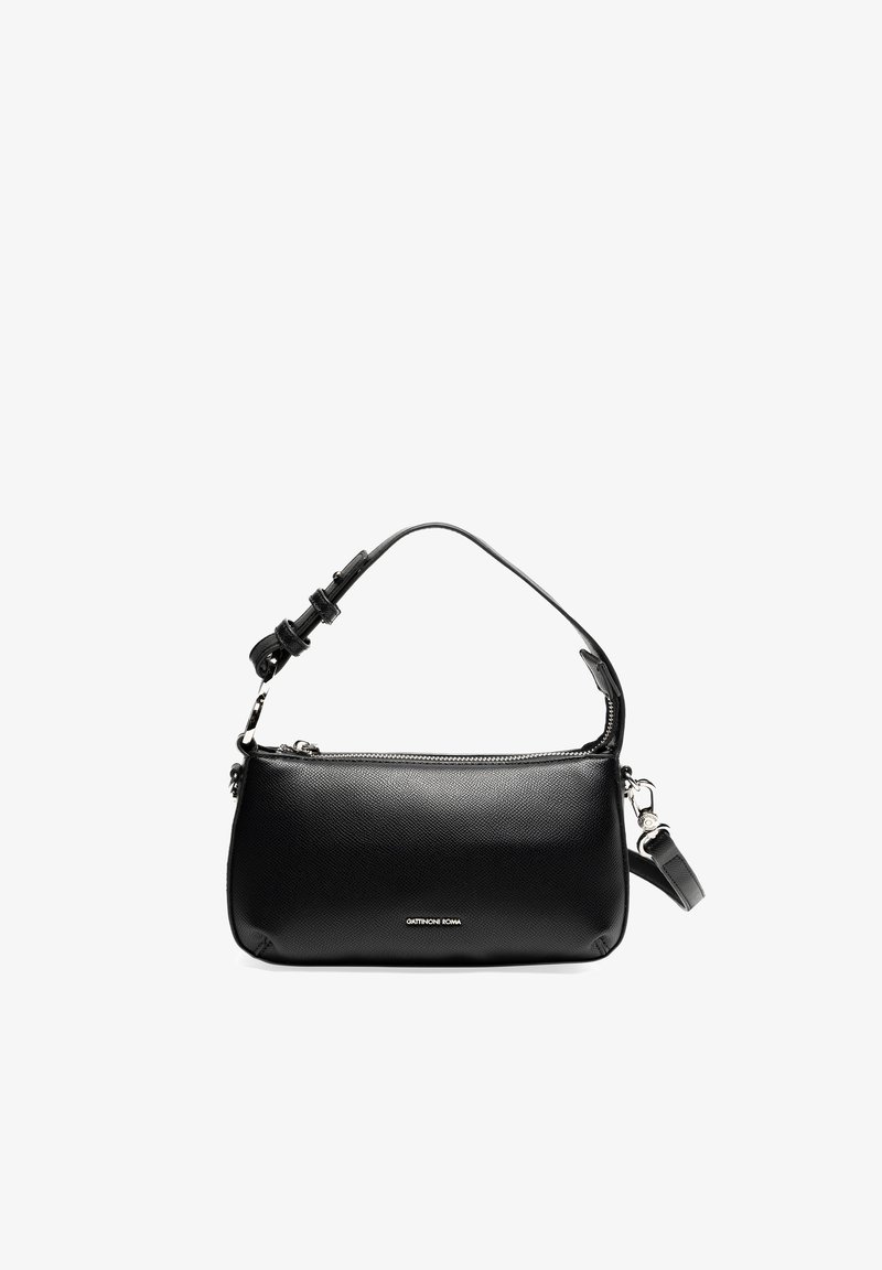 Czarna skórzana torebka o teksturowanym wykończeniu, z zamkiem błyskawicznym, regulowanym paskiem i małym logo z przodu. Prostokątny kształt.