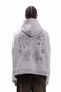Γκρι φούτερ με κουκούλα, με περίτεχνα μαύρα γραφικά σχέδια στην πλάτη που απεικονίζουν μυθολογικές φιγούρες και σύμβολα. Χαλαρή εφαρμογή, παχύ ύφασμα.